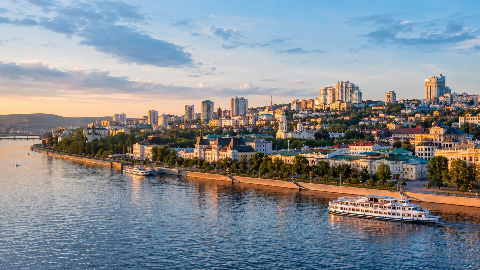 Саратов на закате с Волгой, городской набережной и панорамой центра