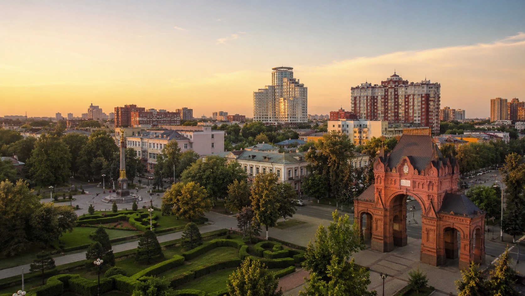 Краснодар на закате с городской застройкой, парком и исторической архитектурой