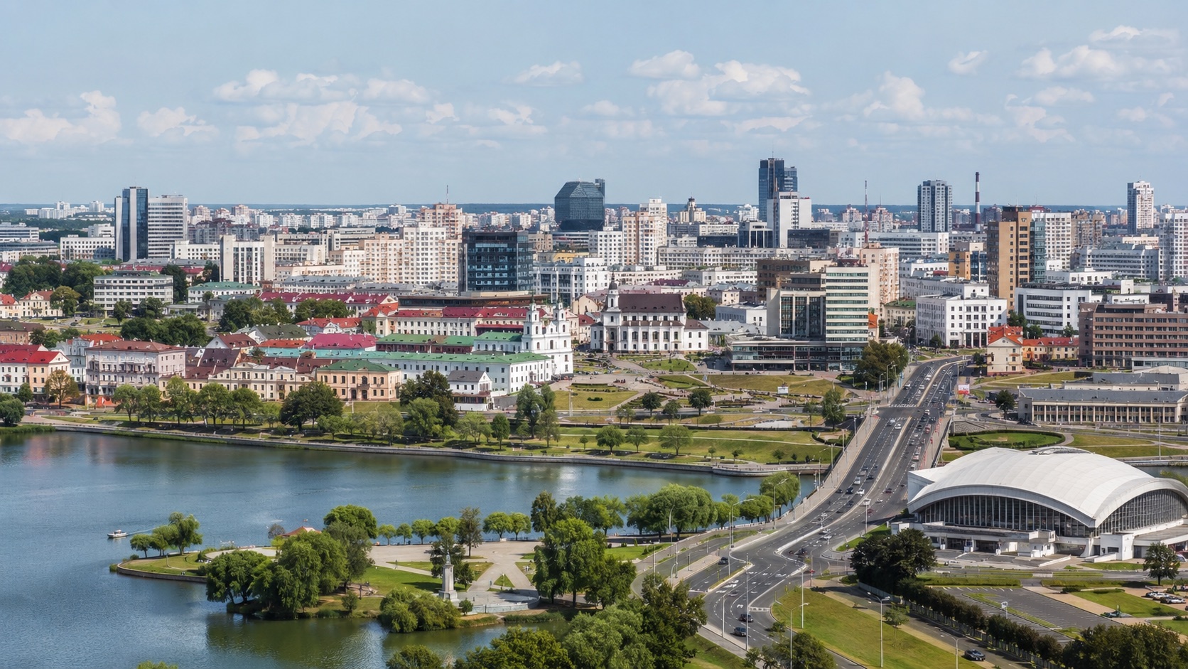 Панорама Минска с проспектами, современной и исторической застройкой и зелёными городскими пространствами