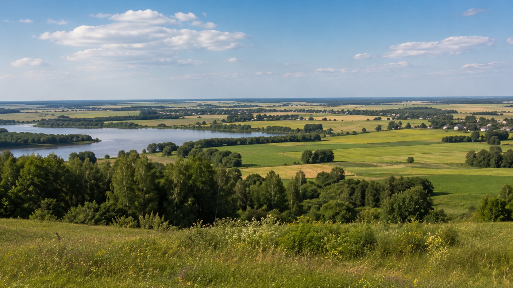 Леса, поля, озёра и небольшие города Минской области