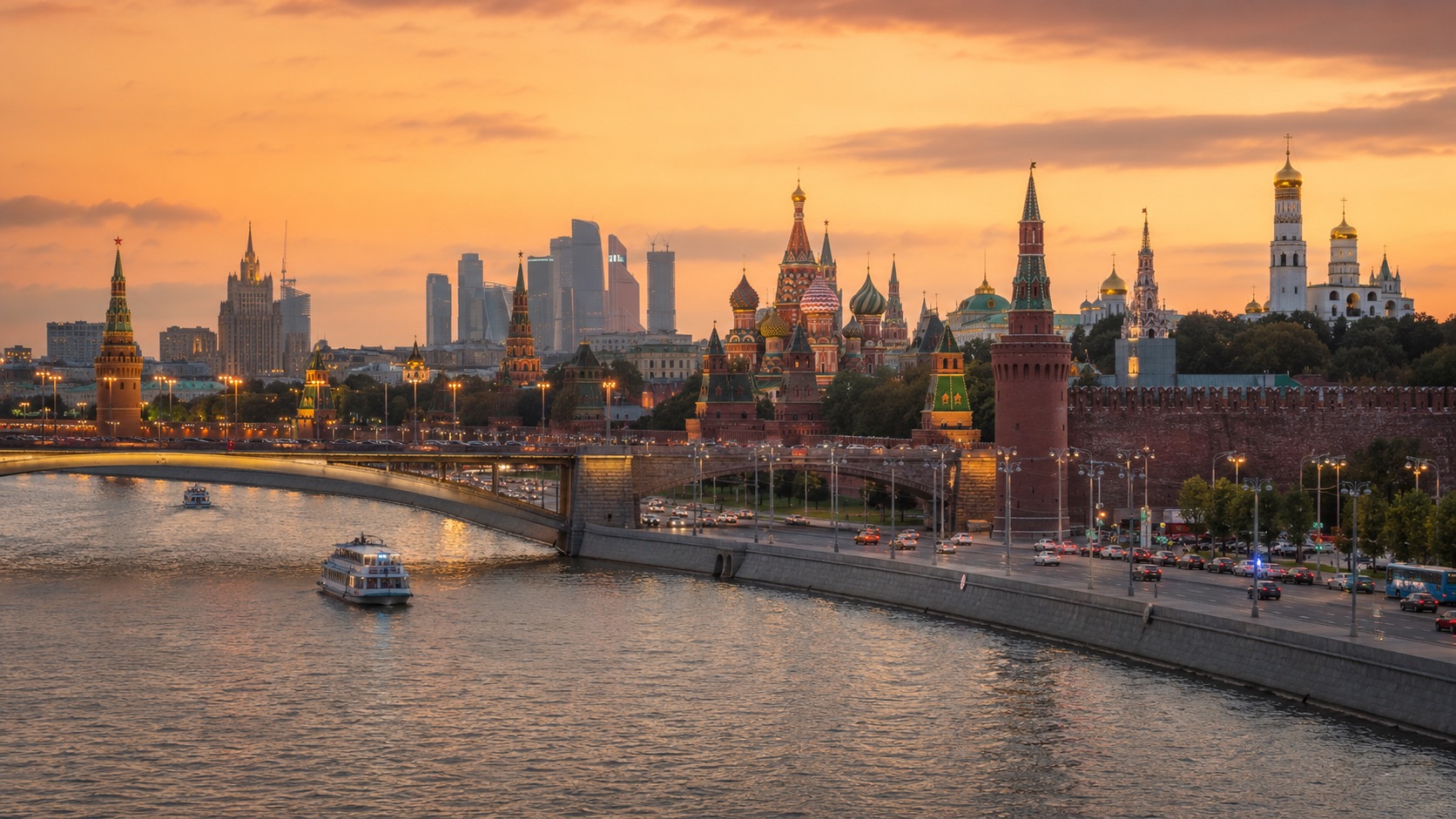 Москва с видом на центр города, реку, современные здания и городскую торговую среду