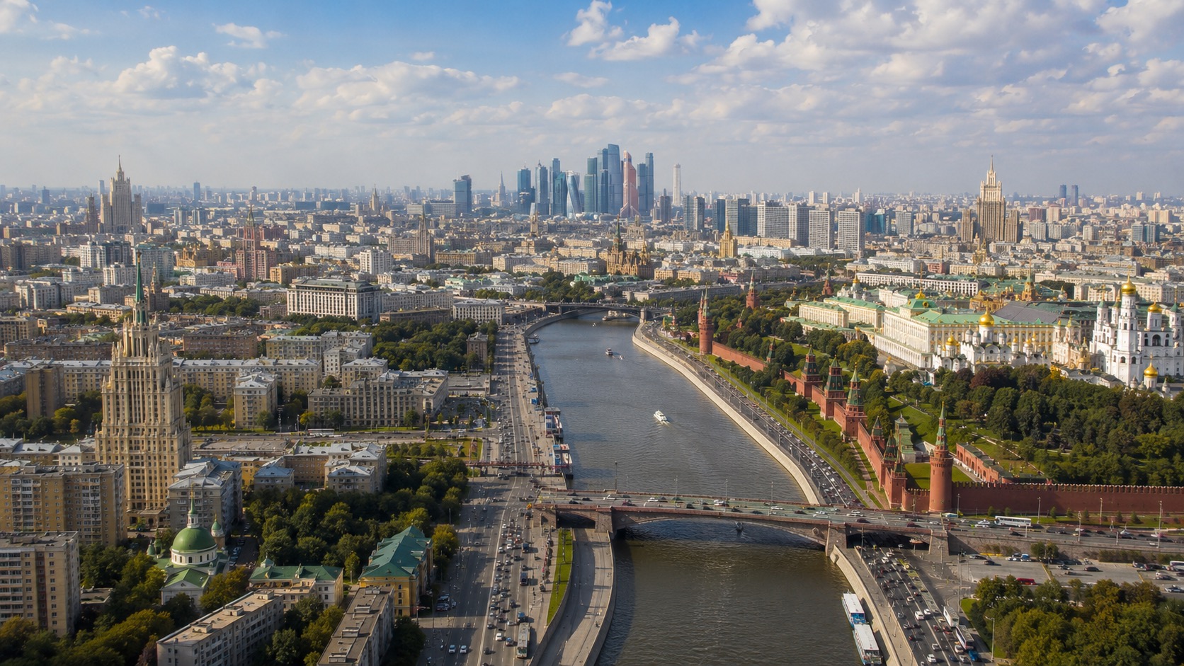 Панорама Москвы с рекой, деловым центром, исторической застройкой и городской набережной