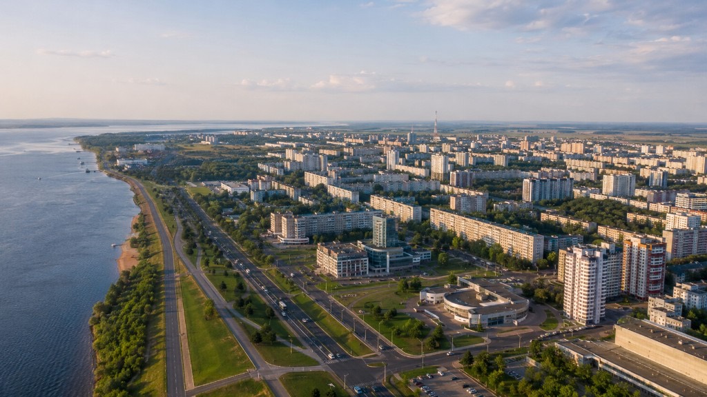 Панорама Набережных Челнов с рекой Камой, городской набережной, жилыми комплексами и современной застройкой