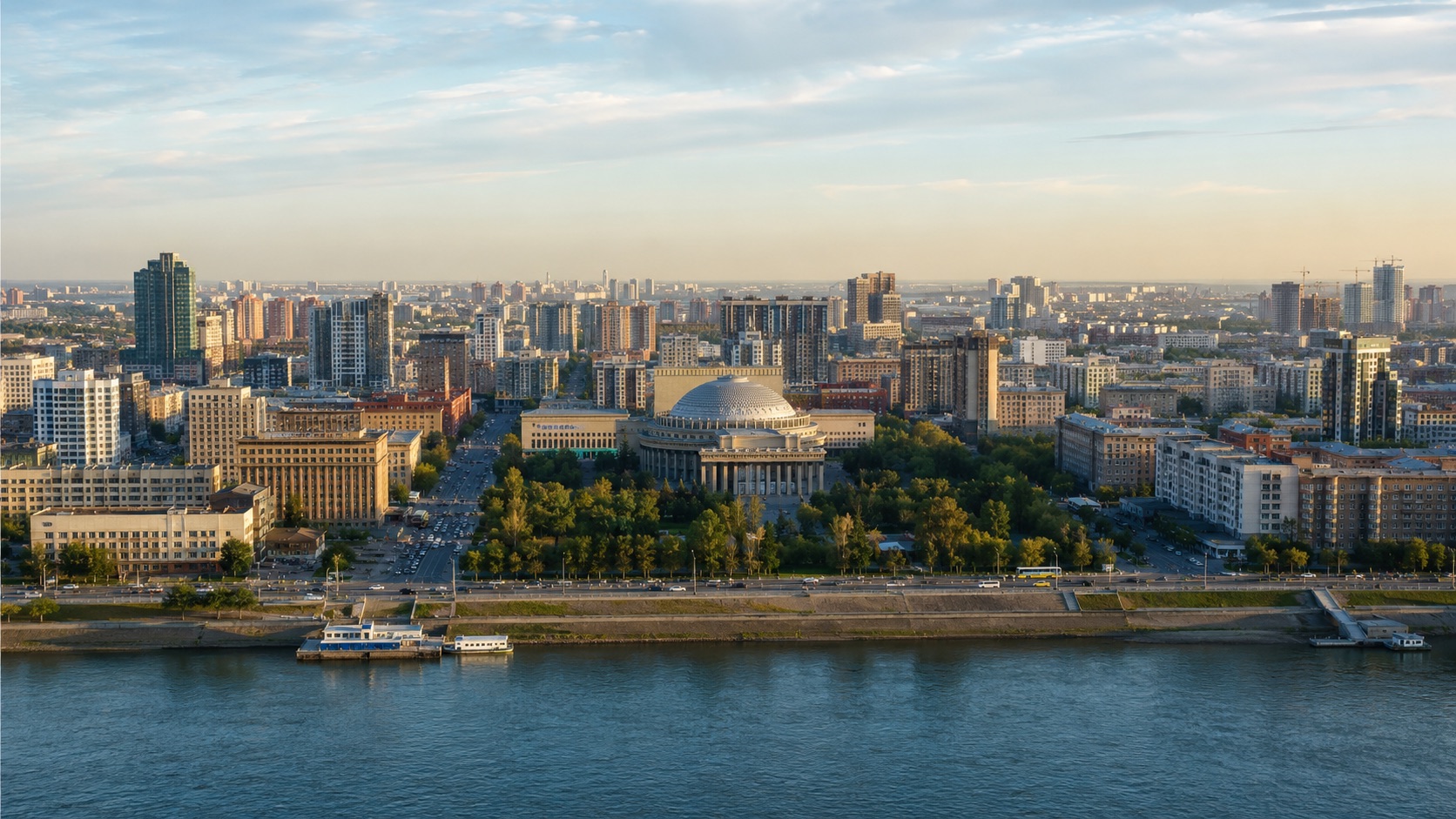 Панорама Новосибирска с рекой Обью, городской набережной, мостами и современной застройкой