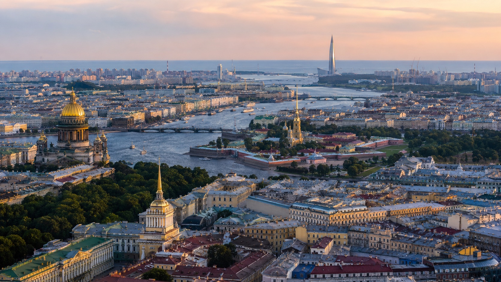 Санкт-Петербург и побережье Финского залива с Невой, исторической застройкой и городской панорамой