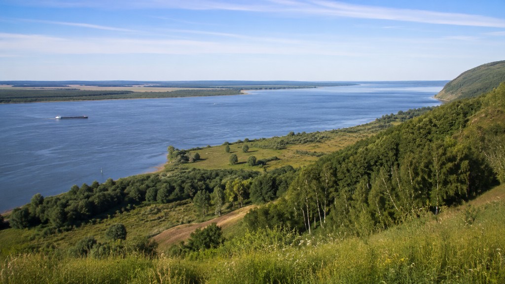 Панорама Татарстана с Волгой и Камой, зелёными берегами, полями, лесами и городами региона